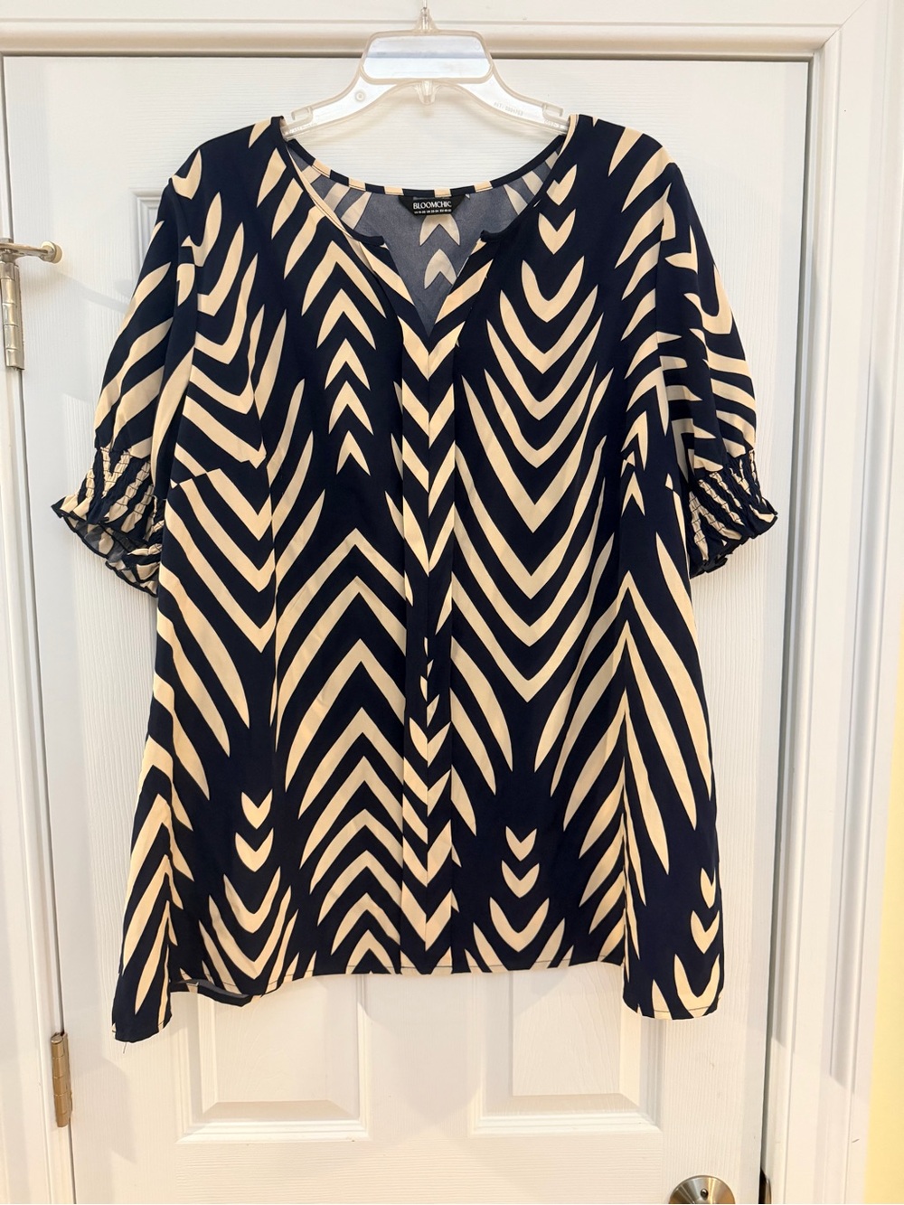 Women's Size 18-20 "Bloomchic" Navy & Cream V-Neck Printed Women's Top GUC